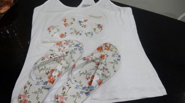 chinelo e camiseta estampado